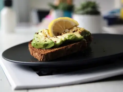 Avokadolu Tost